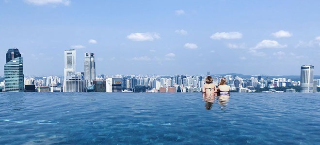 Infinity pool at Marina bay